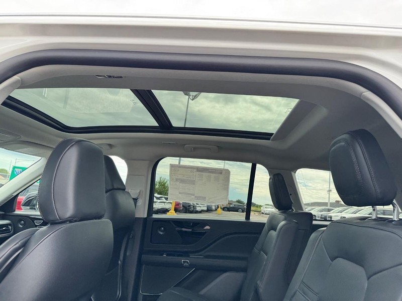 Lincoln Aviator Vehicle Full-screen Gallery Image 12