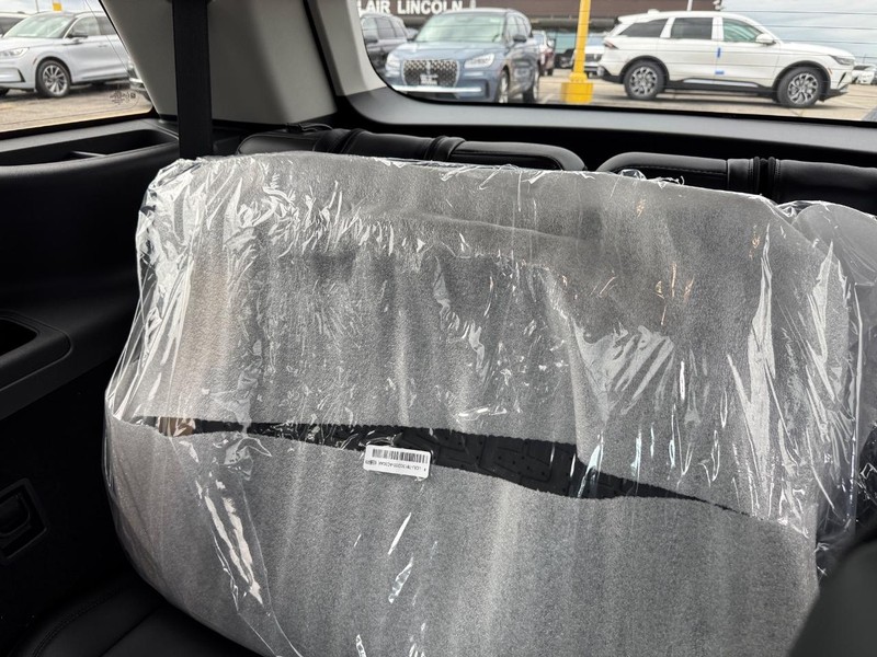 Lincoln Aviator Vehicle Full-screen Gallery Image 14