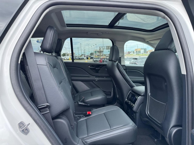 Lincoln Aviator Vehicle Full-screen Gallery Image 15