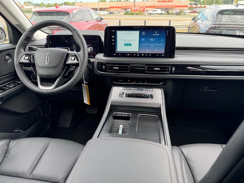 Lincoln Aviator Vehicle Full-screen Gallery Image 16
