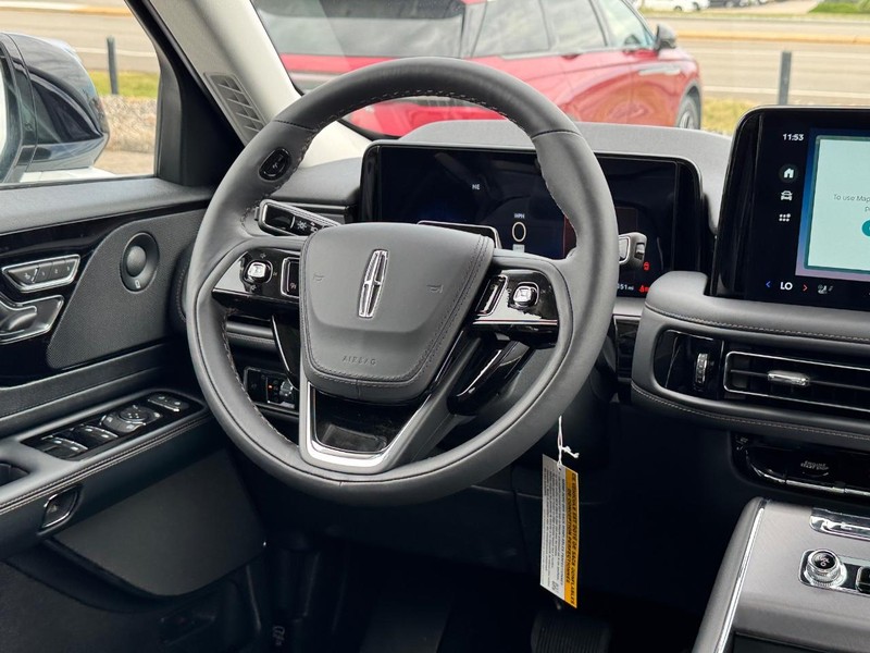 Lincoln Aviator Vehicle Full-screen Gallery Image 17