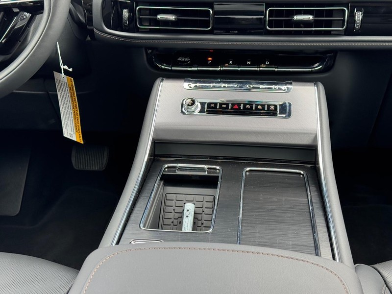 Lincoln Aviator Vehicle Full-screen Gallery Image 19