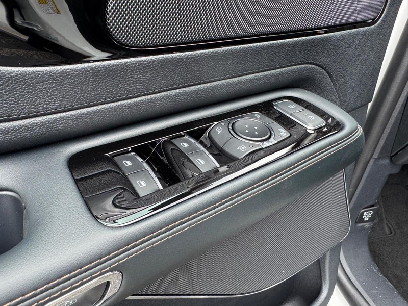 Lincoln Aviator Vehicle Full-screen Gallery Image 21