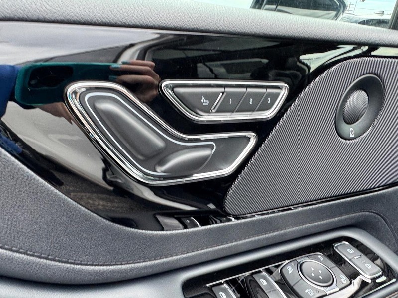 Lincoln Aviator Vehicle Full-screen Gallery Image 22
