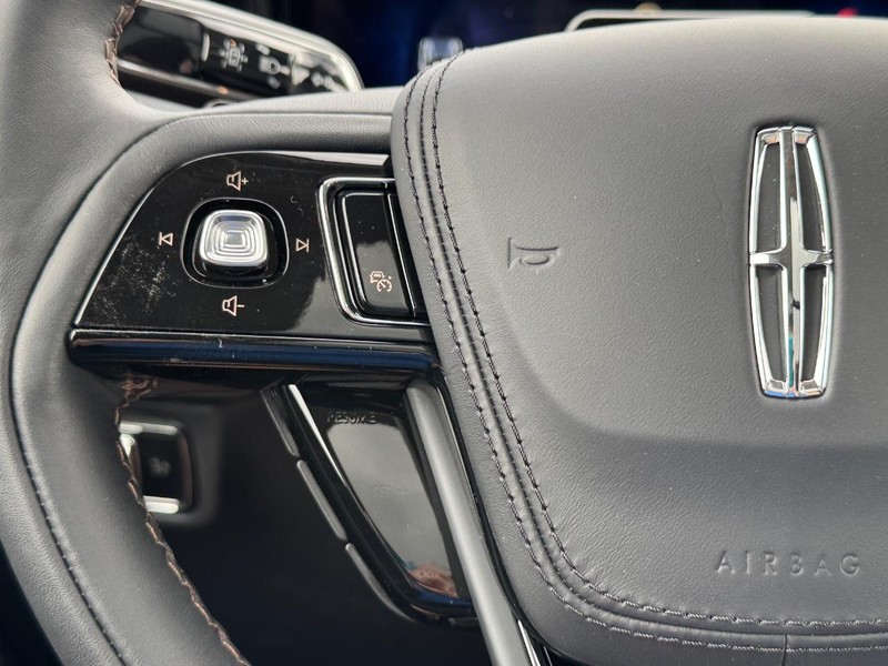 Lincoln Aviator Vehicle Full-screen Gallery Image 24