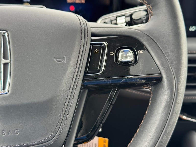 Lincoln Aviator Vehicle Full-screen Gallery Image 25
