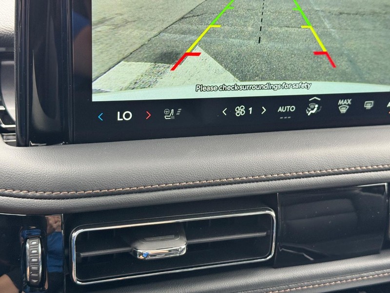 Lincoln Aviator Vehicle Full-screen Gallery Image 26