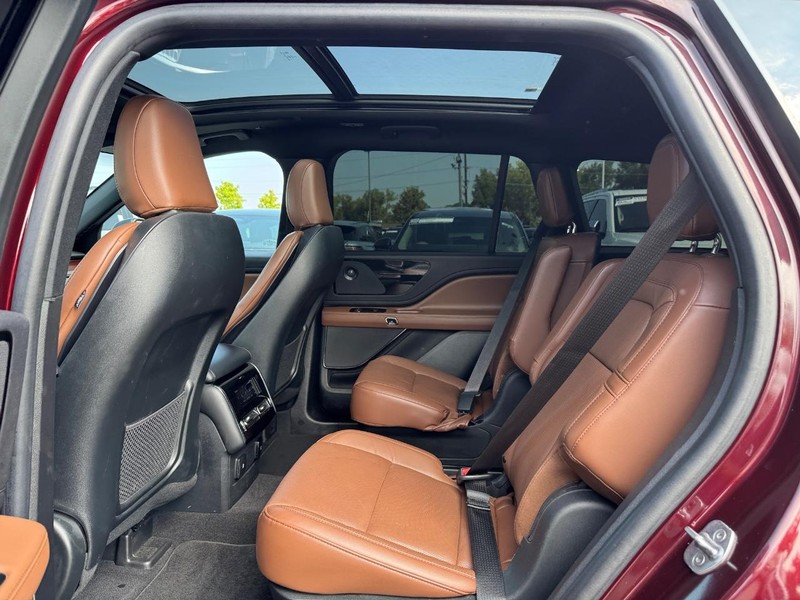 Lincoln Aviator Vehicle Full-screen Gallery Image 11