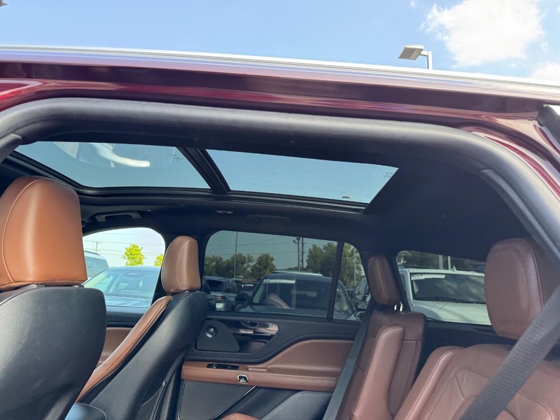 Lincoln Aviator Vehicle Full-screen Gallery Image 12