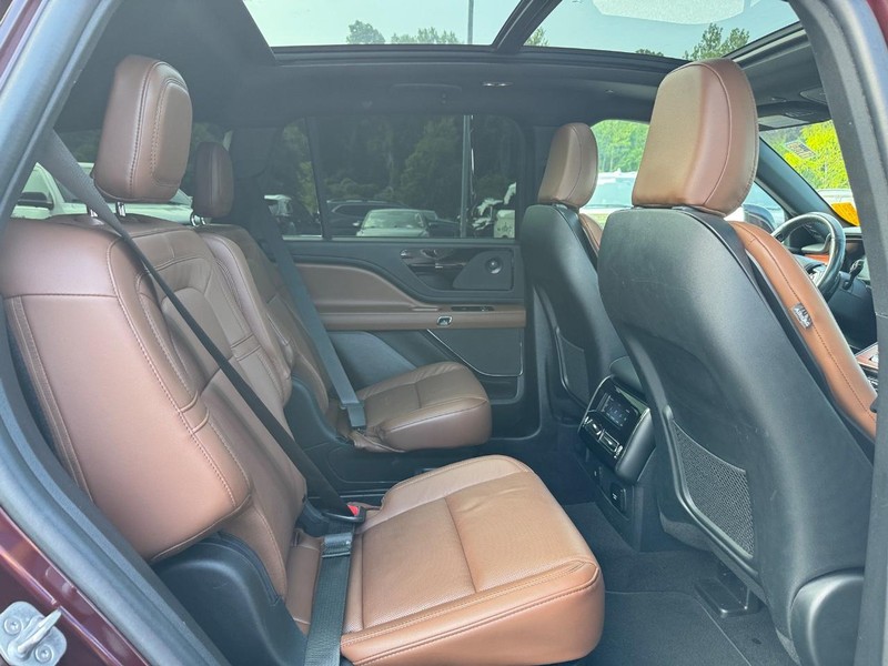 Lincoln Aviator Vehicle Full-screen Gallery Image 15