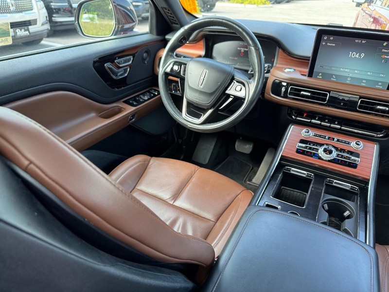 Lincoln Aviator Vehicle Full-screen Gallery Image 16