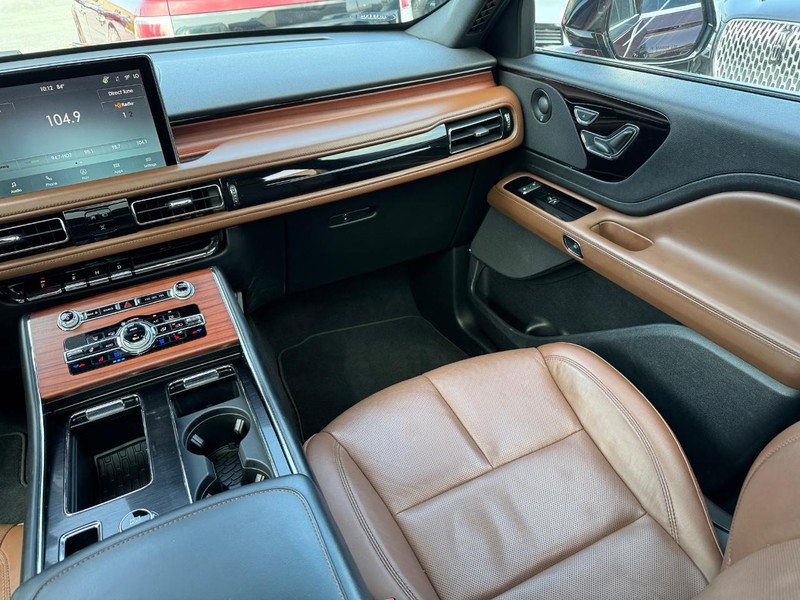 Lincoln Aviator Vehicle Full-screen Gallery Image 18
