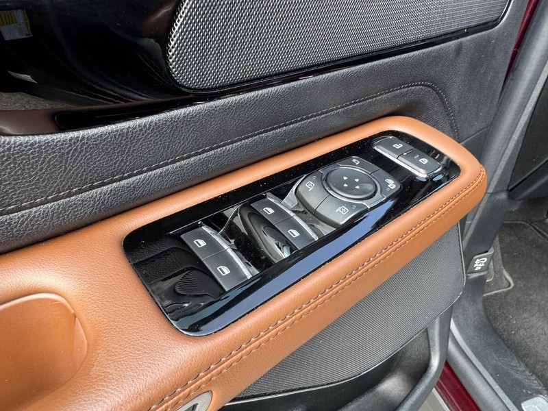 Lincoln Aviator Vehicle Full-screen Gallery Image 20