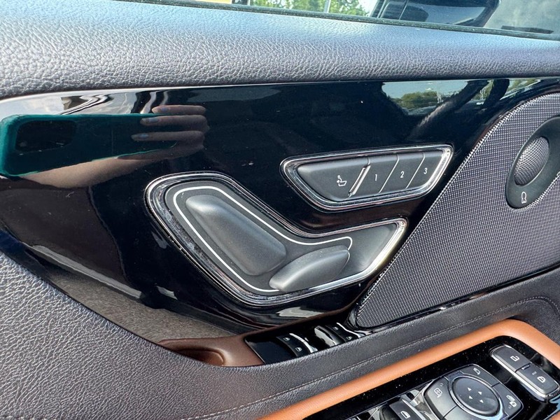 Lincoln Aviator Vehicle Full-screen Gallery Image 21