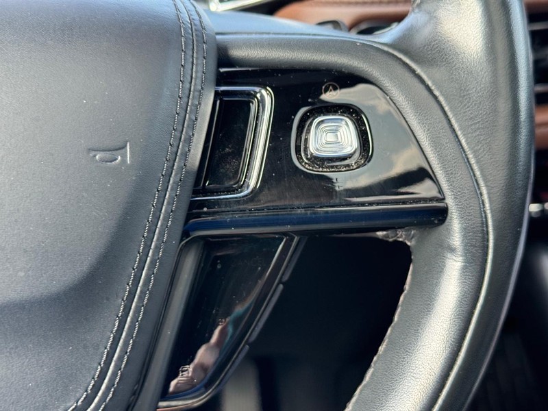 Lincoln Aviator Vehicle Full-screen Gallery Image 24