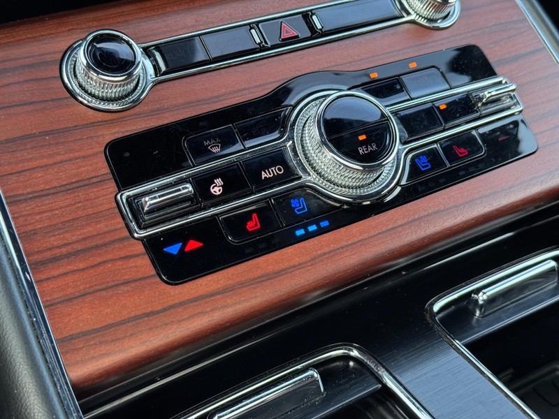 Lincoln Aviator Vehicle Full-screen Gallery Image 26