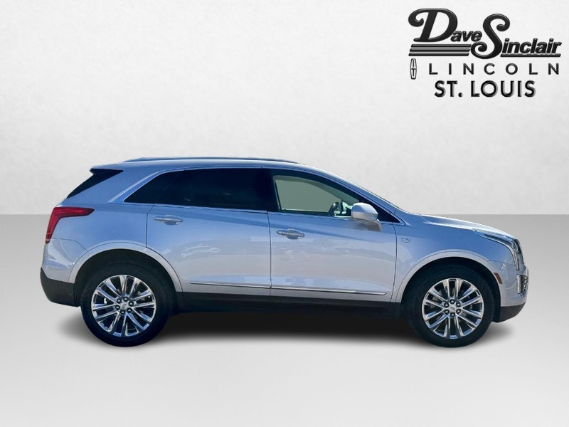 Cadillac XT5 Vehicle Full-screen Gallery Image 04