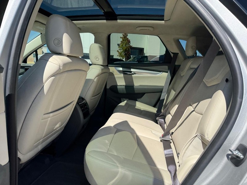 Cadillac XT5 Vehicle Full-screen Gallery Image 11