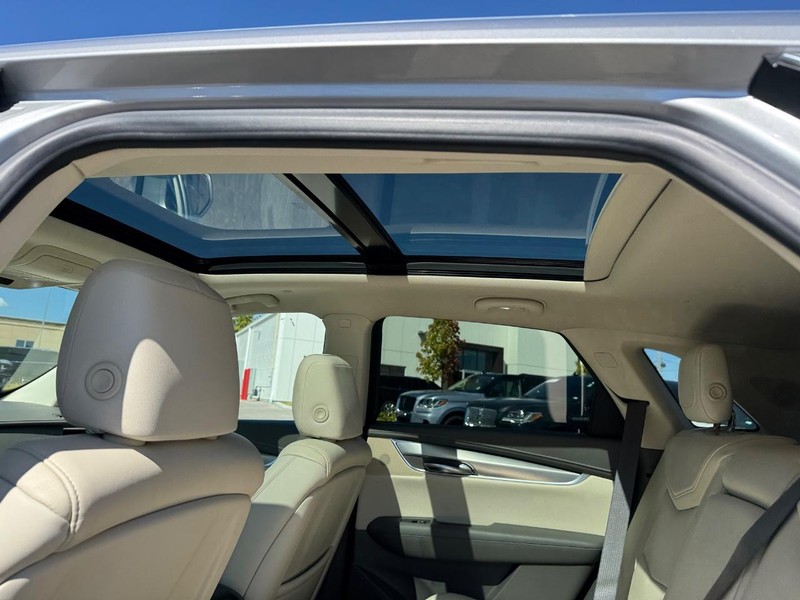 Cadillac XT5 Vehicle Full-screen Gallery Image 12