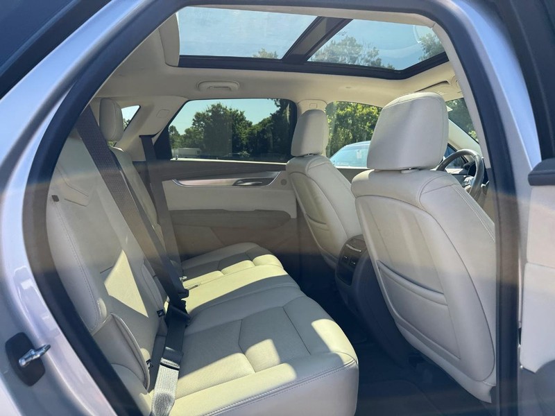 Cadillac XT5 Vehicle Full-screen Gallery Image 13