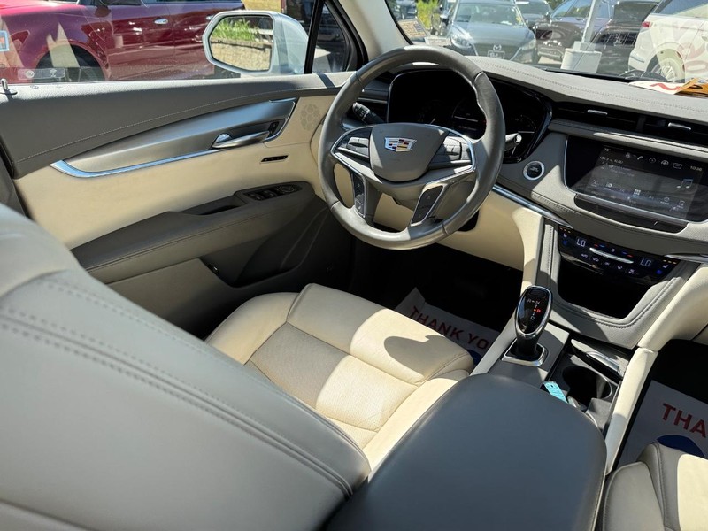 Cadillac XT5 Vehicle Full-screen Gallery Image 14