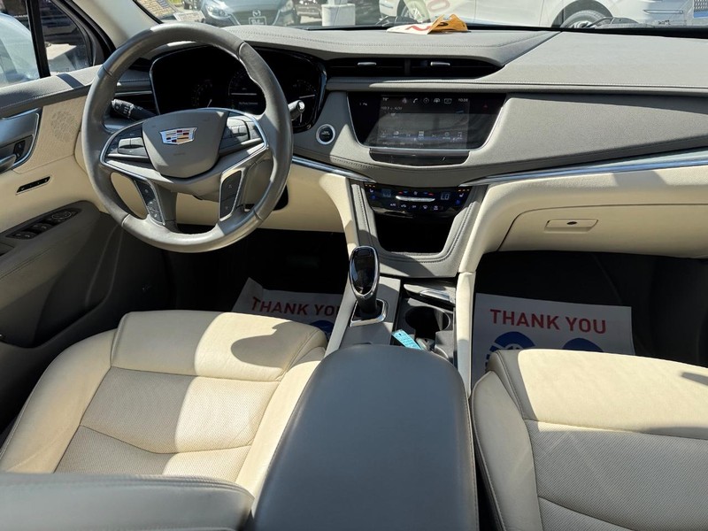 Cadillac XT5 Vehicle Full-screen Gallery Image 15