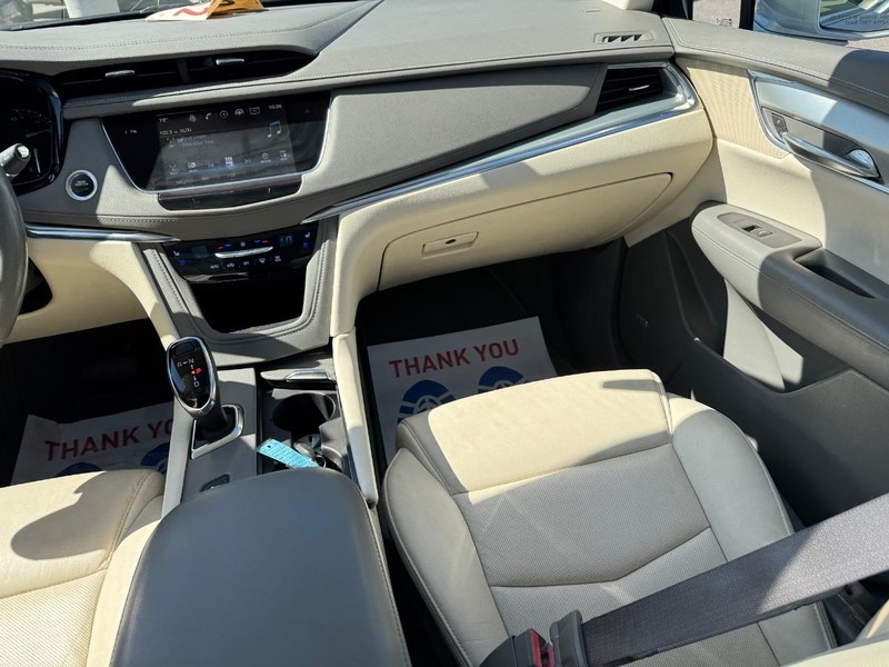 Cadillac XT5 Vehicle Full-screen Gallery Image 16