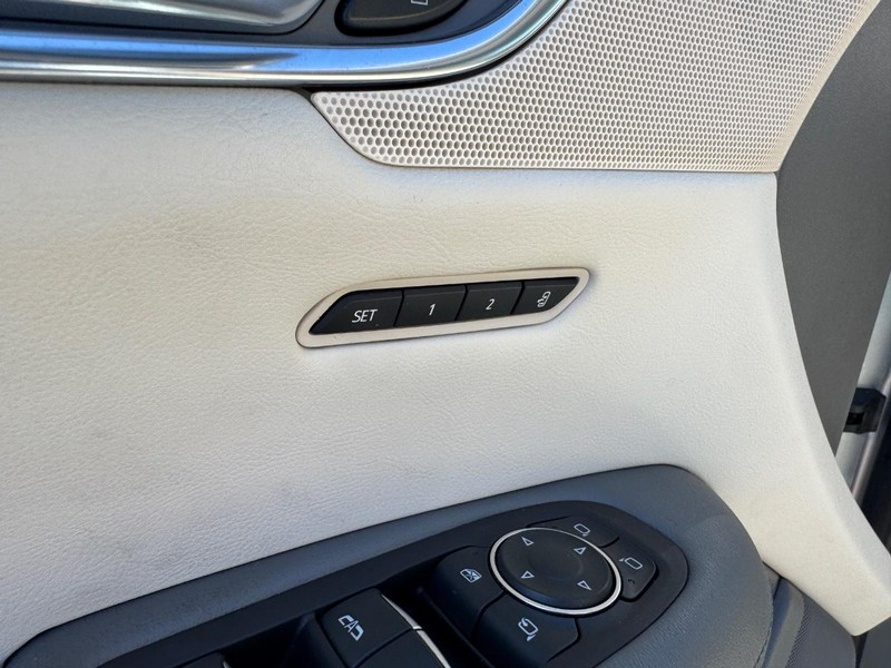 Cadillac XT5 Vehicle Full-screen Gallery Image 19