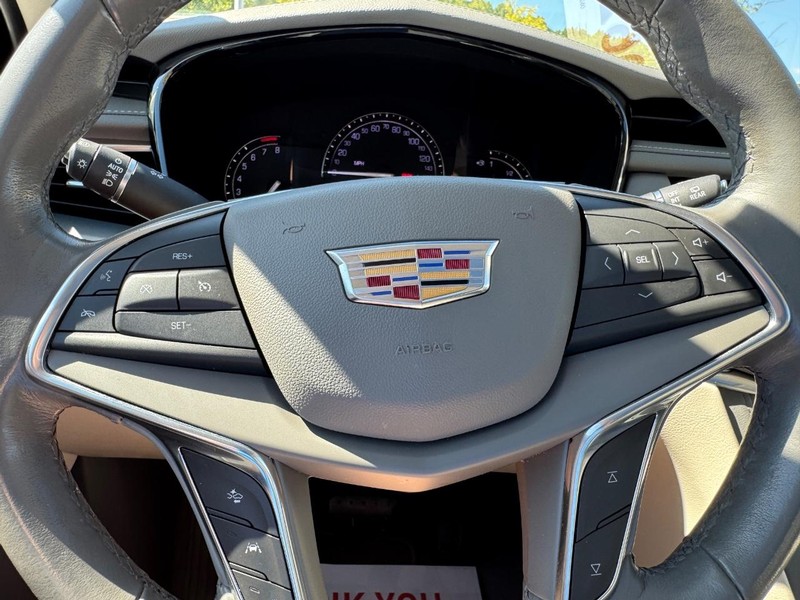 Cadillac XT5 Vehicle Full-screen Gallery Image 20