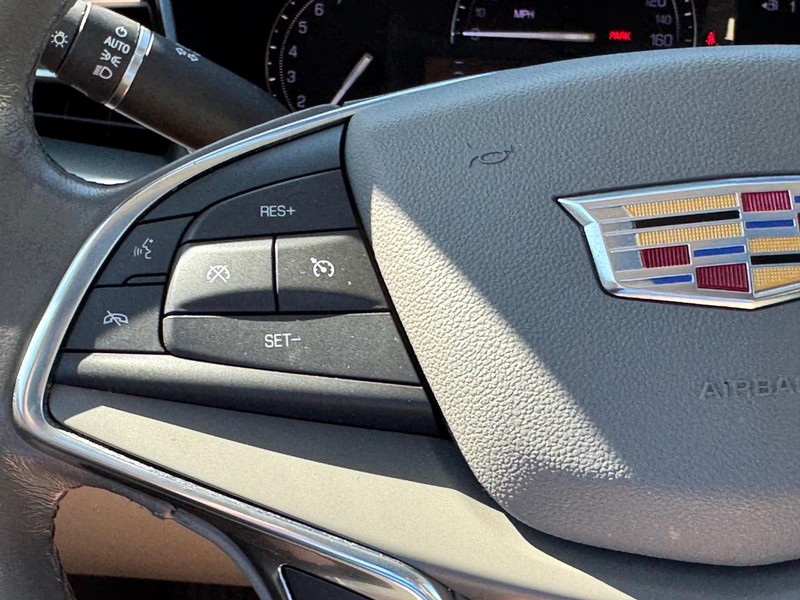Cadillac XT5 Vehicle Full-screen Gallery Image 21