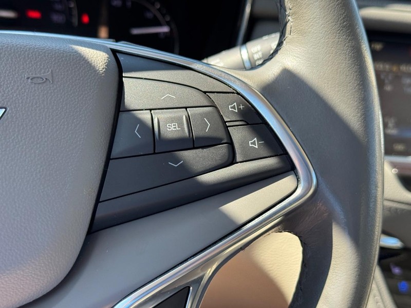 Cadillac XT5 Vehicle Full-screen Gallery Image 22