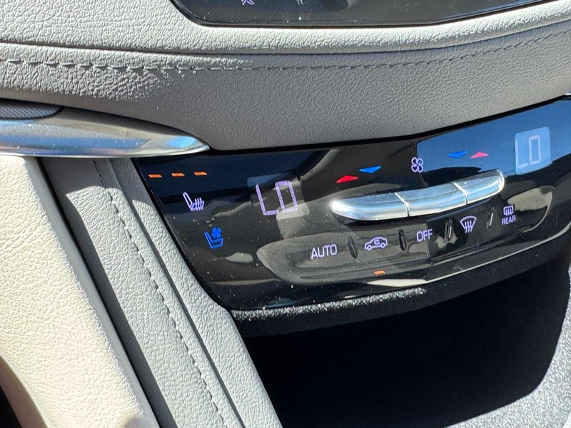 Cadillac XT5 Vehicle Full-screen Gallery Image 23