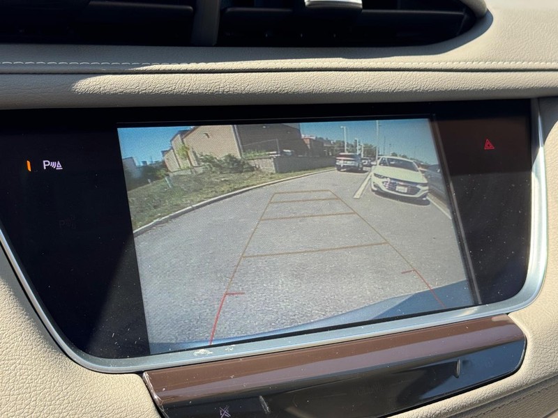 Cadillac XT5 Vehicle Full-screen Gallery Image 24