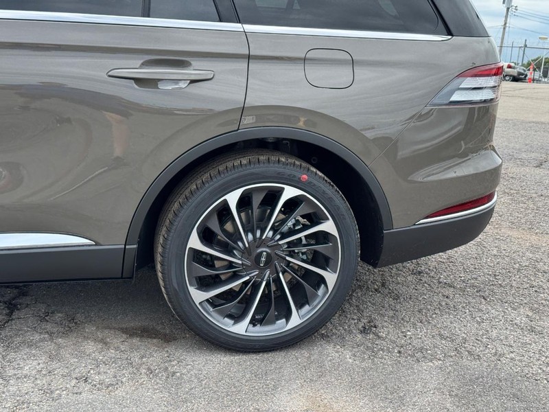 Lincoln Aviator Vehicle Full-screen Gallery Image 10