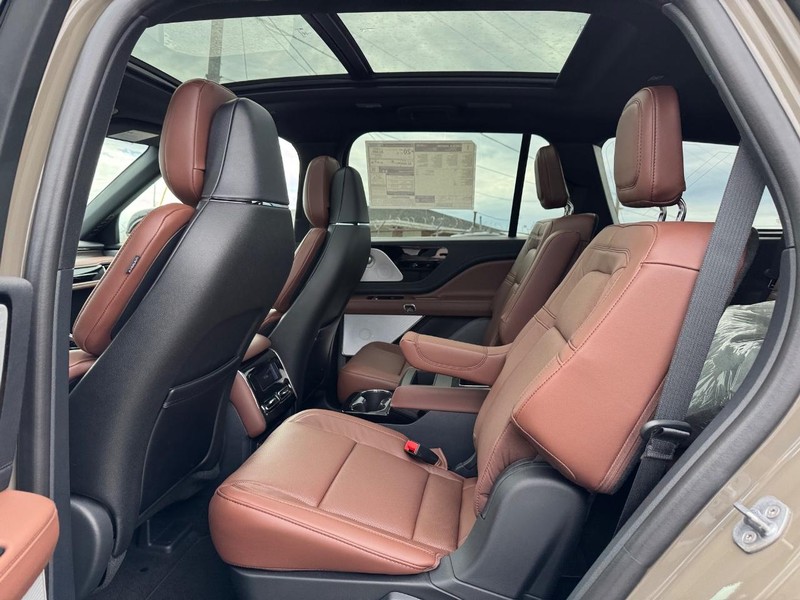 Lincoln Aviator Vehicle Full-screen Gallery Image 11