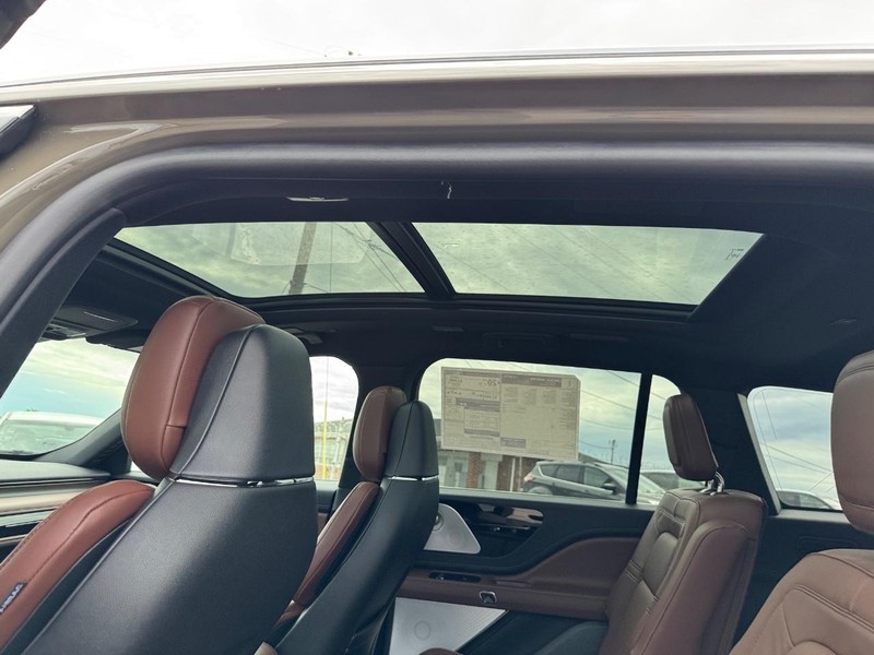 Lincoln Aviator Vehicle Full-screen Gallery Image 12