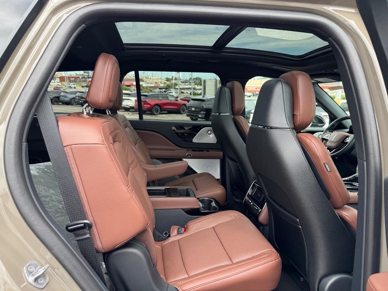 Lincoln Aviator Vehicle Full-screen Gallery Image 15