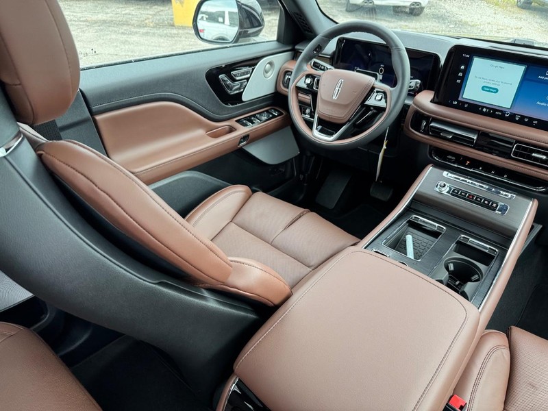 Lincoln Aviator Vehicle Full-screen Gallery Image 16
