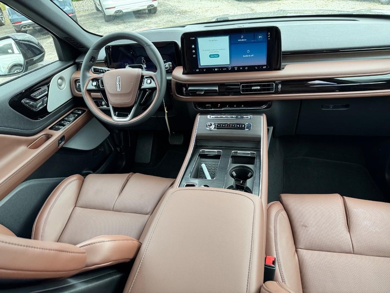 Lincoln Aviator Vehicle Full-screen Gallery Image 17