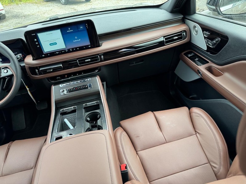 Lincoln Aviator Vehicle Full-screen Gallery Image 18