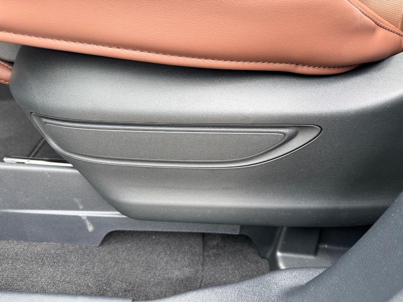 Lincoln Aviator Vehicle Full-screen Gallery Image 19