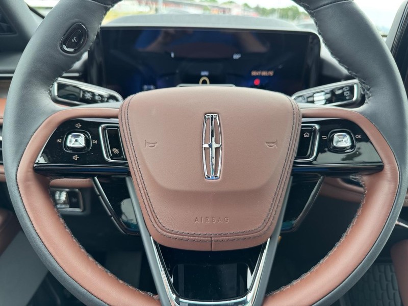 Lincoln Aviator Vehicle Full-screen Gallery Image 22