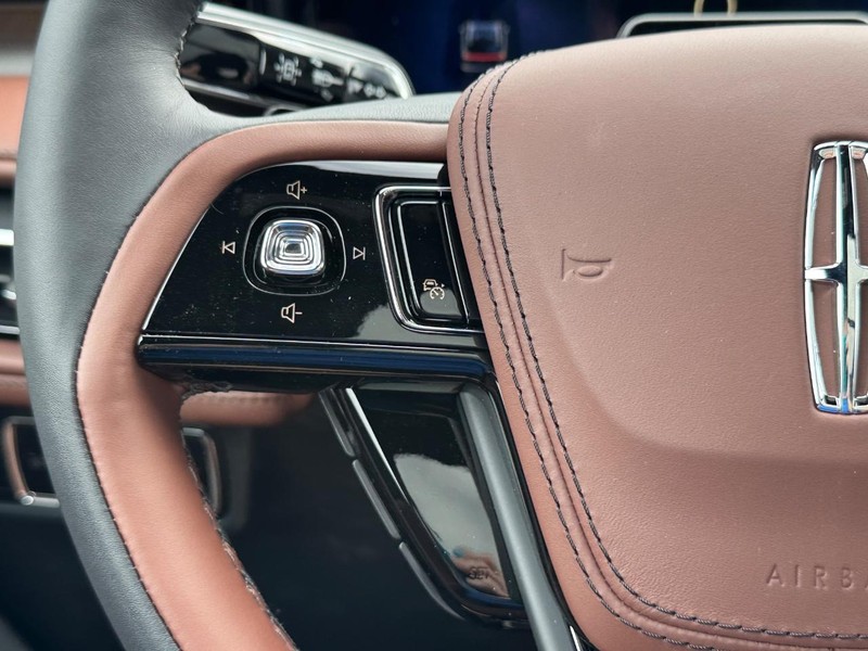 Lincoln Aviator Vehicle Full-screen Gallery Image 23