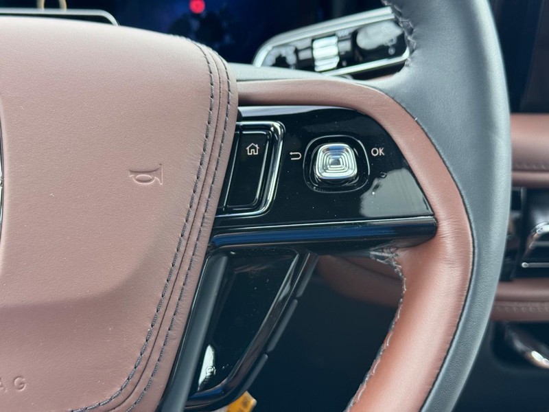 Lincoln Aviator Vehicle Full-screen Gallery Image 24