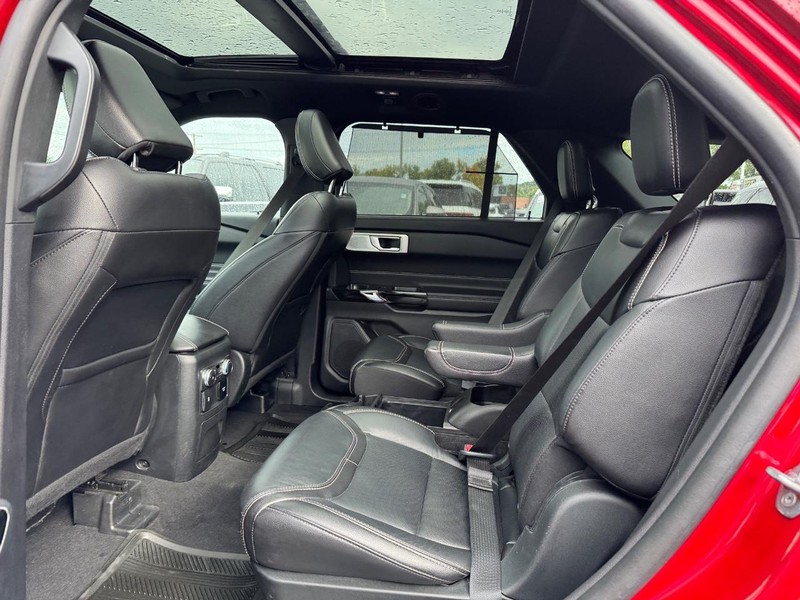 Ford Explorer Vehicle Full-screen Gallery Image 11