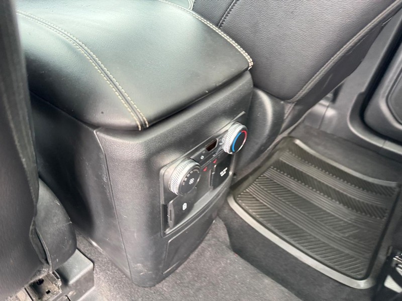 Ford Explorer Vehicle Full-screen Gallery Image 13