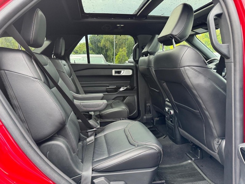 Ford Explorer Vehicle Full-screen Gallery Image 15