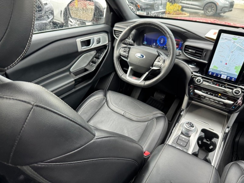 Ford Explorer Vehicle Full-screen Gallery Image 16