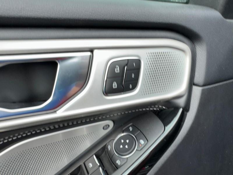 Ford Explorer Vehicle Full-screen Gallery Image 21