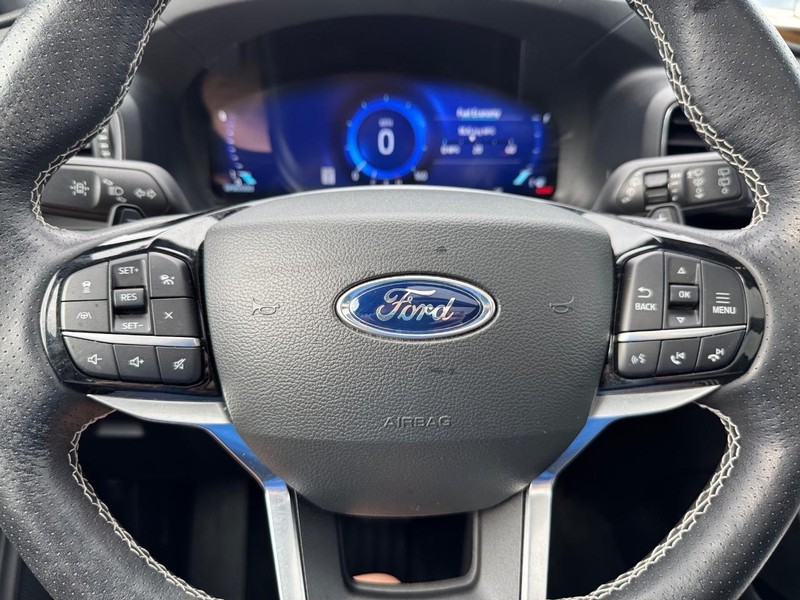 Ford Explorer Vehicle Full-screen Gallery Image 22